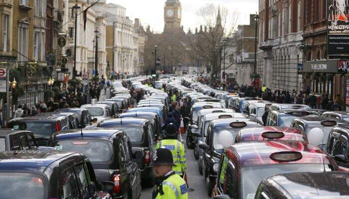 Protesto de táxis contra o Uber em Londres, em 10 de fevereiro de 2016 — Foto: Frank Augstein/AP